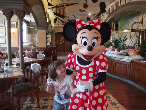 Pauline chez Mickey